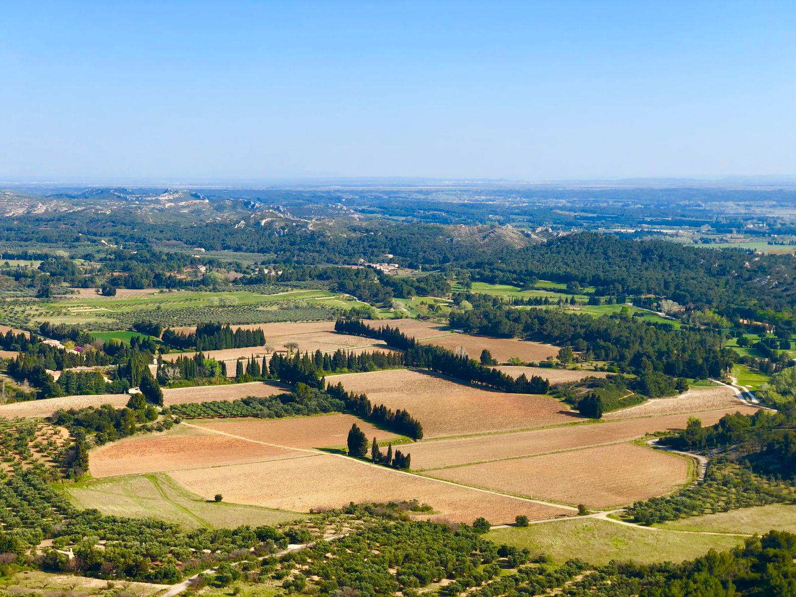 Vue aérienne pittoresque des vastes champs et des collines verdoyantes de Provence, dans le sud de la France.